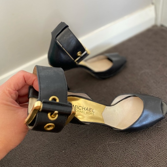 MICHAEL KORS BLACK LEATHER ANKLE STRAP GOLD CUFF BUCKLE PEEP TOE PUMPS- Size 5.5 - Picture 4 of 7